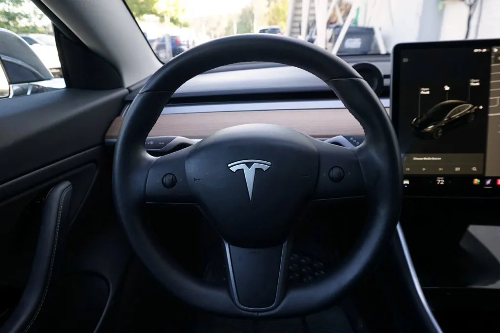 Tesla Model 3 photo 18