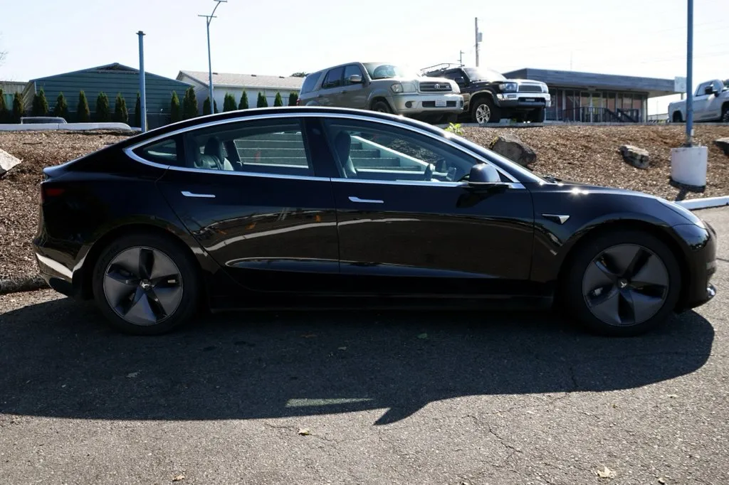 Tesla Model 3 photo 6