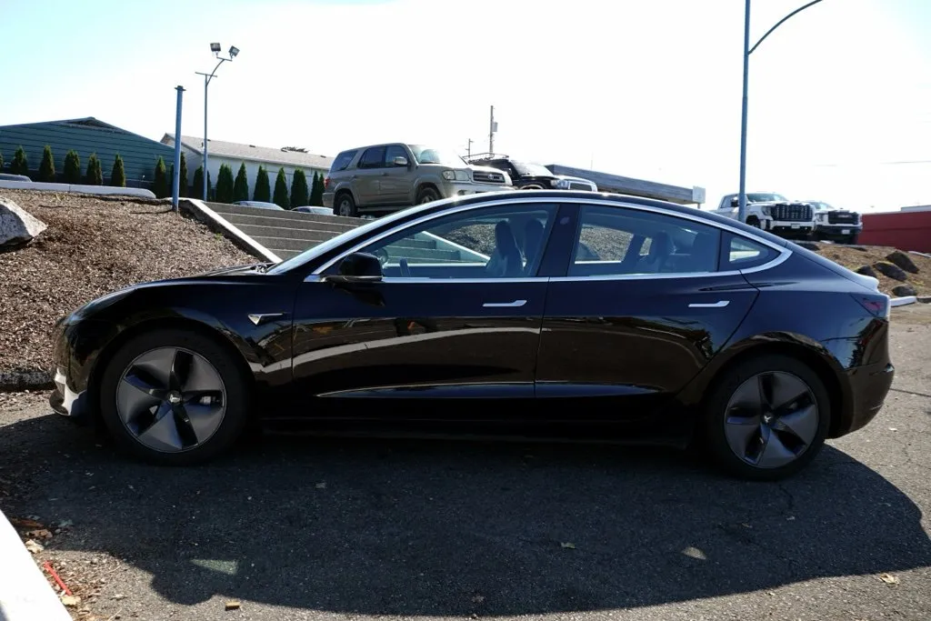 Tesla Model 3 photo 8