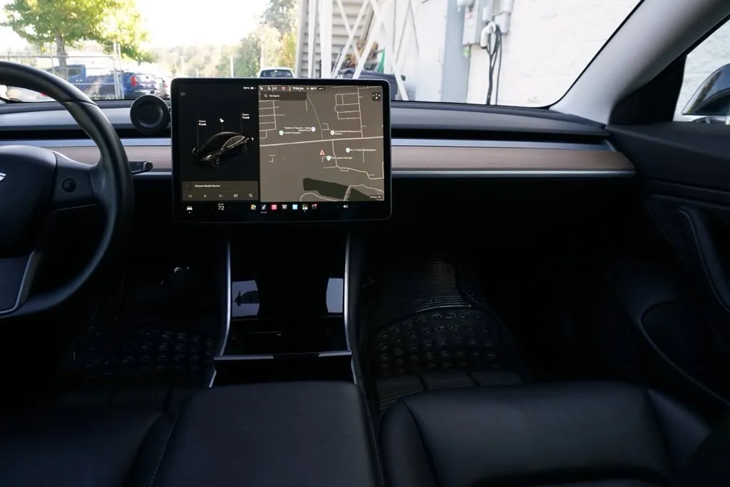 Tesla Model 3 photo 23