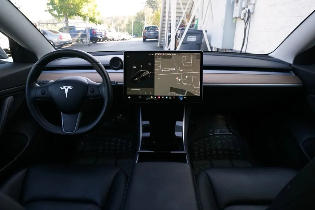 Tesla Model 3 photo 14