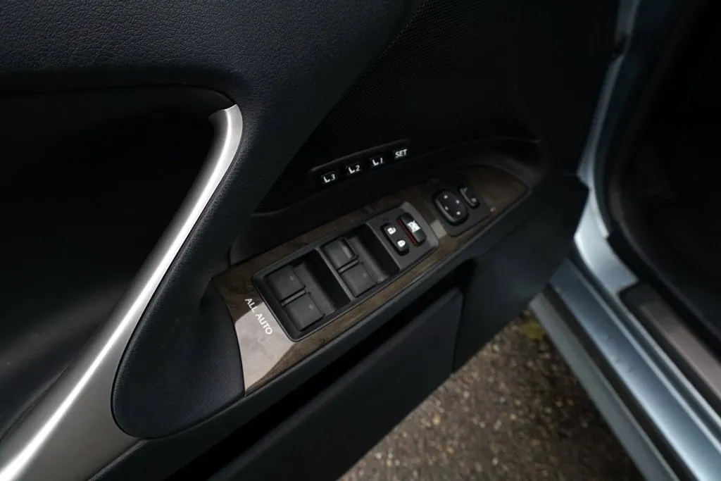 Lexus IS photo 12