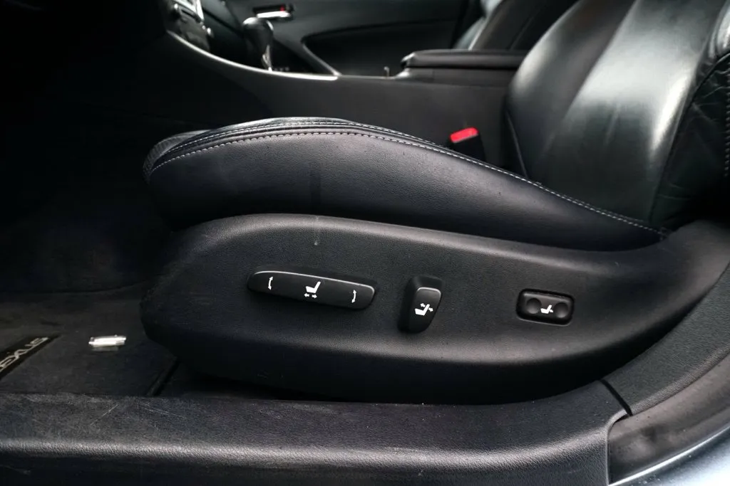 Lexus IS photo 16