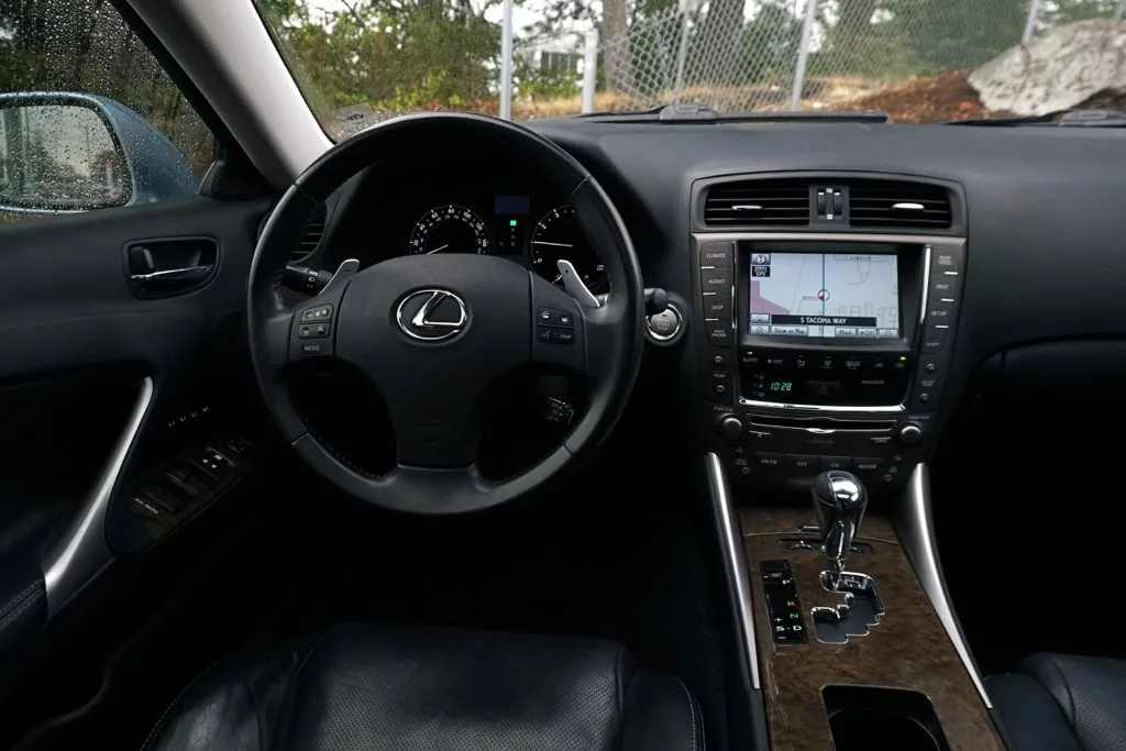 Lexus IS photo 13