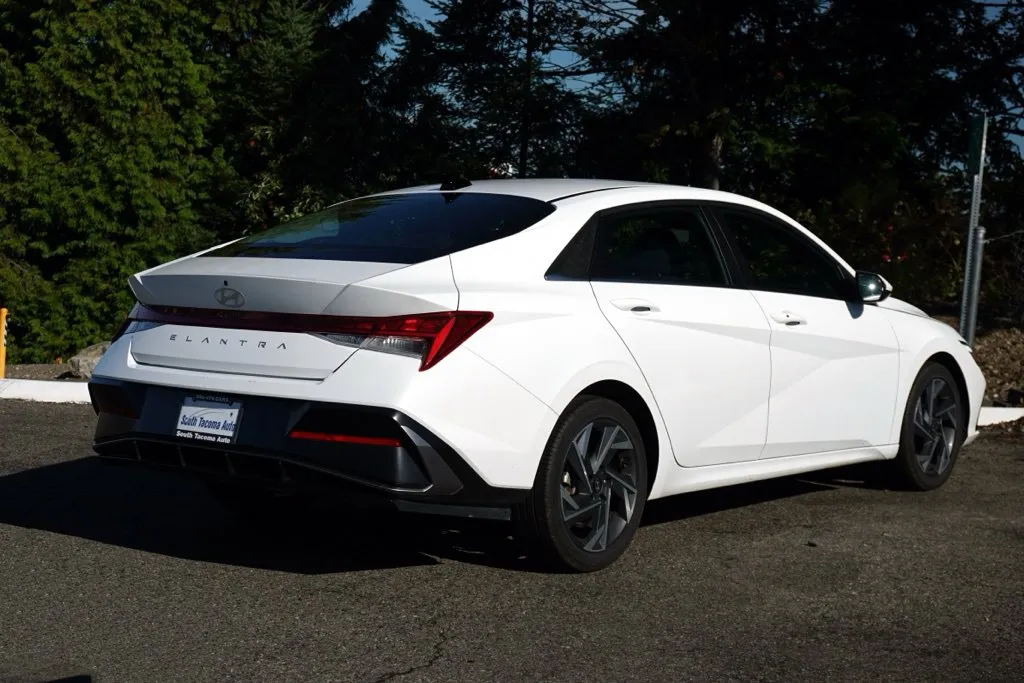 Hyundai Elantra photo 3