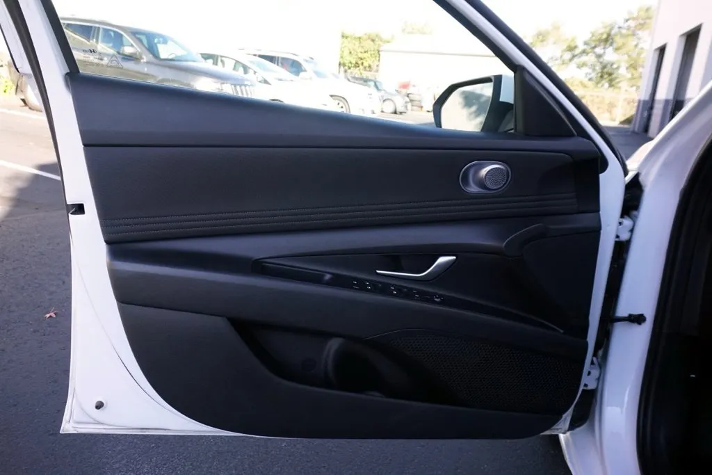 Hyundai Elantra photo 12
