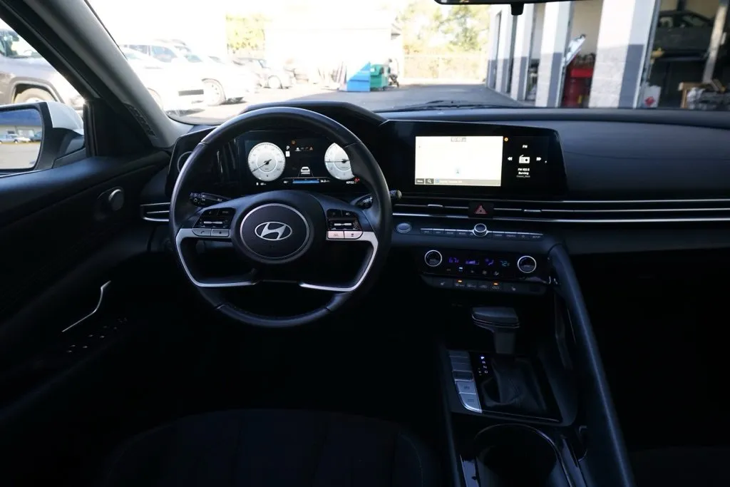Hyundai Elantra photo 18