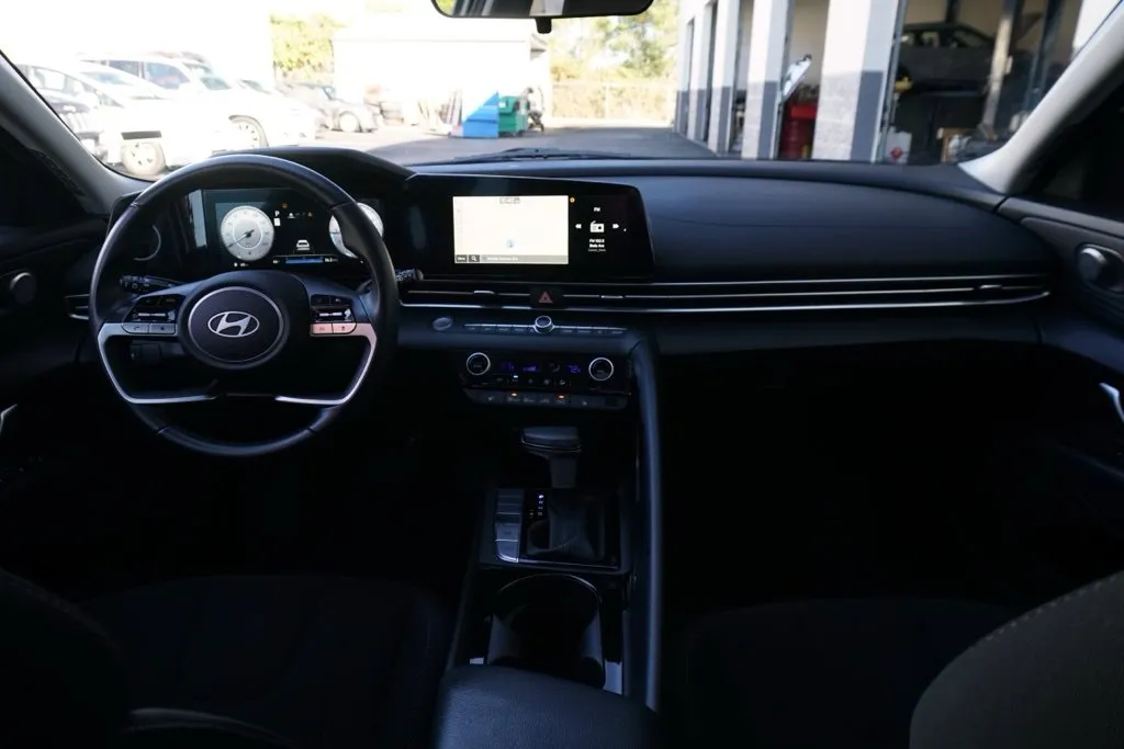 Hyundai Elantra photo 23