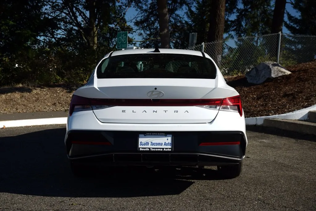 Hyundai Elantra photo 4