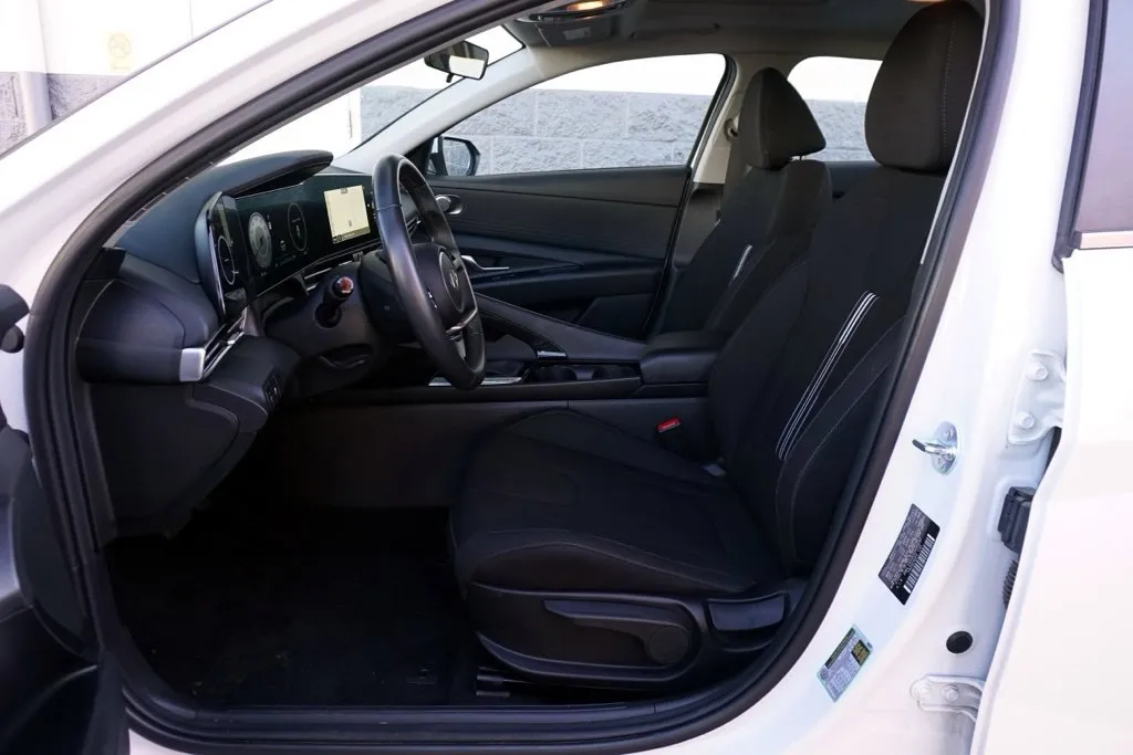 Hyundai Elantra photo 18