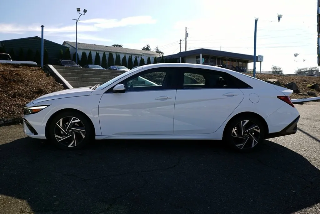 Hyundai Elantra photo 8