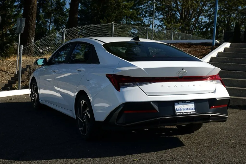 Hyundai Elantra photo 5