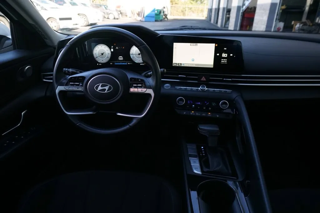 Hyundai Elantra photo 14