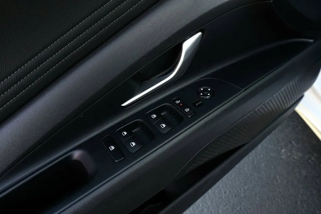 Hyundai Elantra photo 13