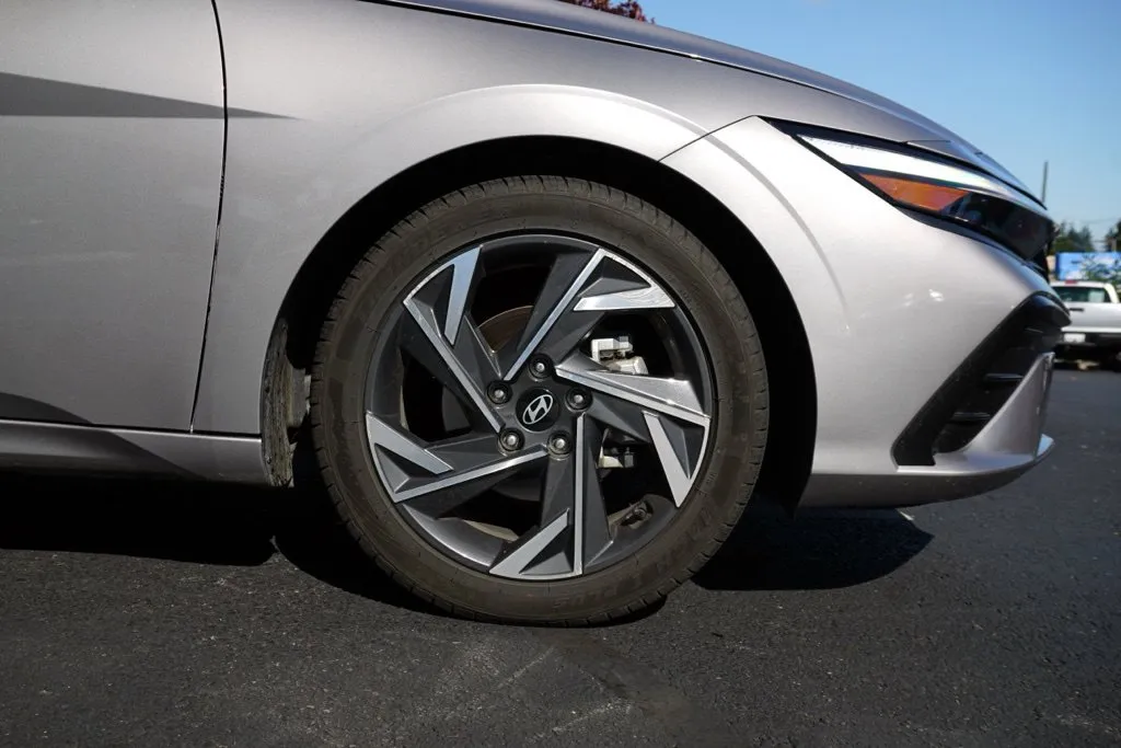 Hyundai Elantra photo 9