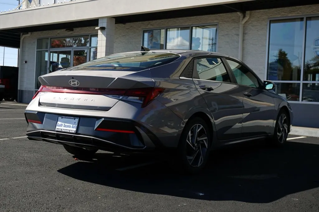 Hyundai Elantra photo 3