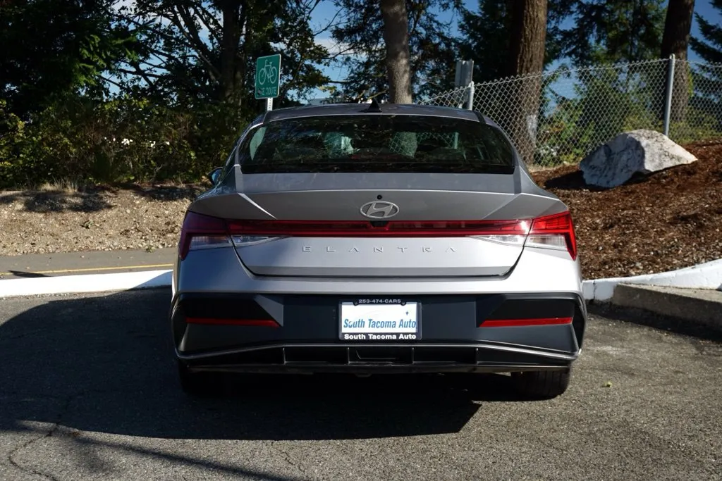Hyundai Elantra photo 4