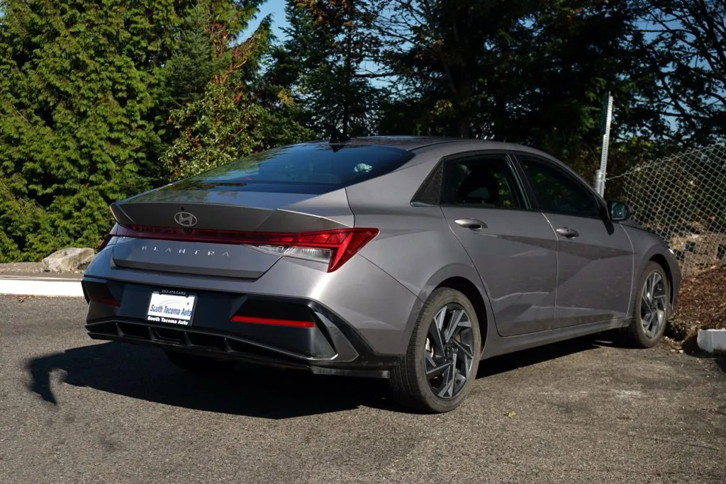 Hyundai Elantra photo 3