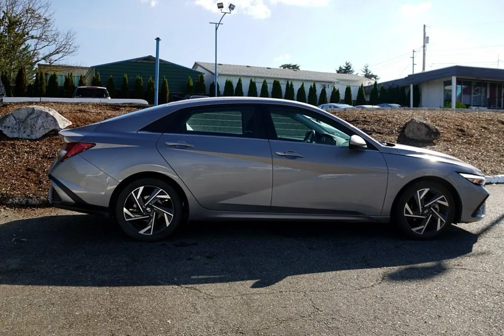 Hyundai Elantra photo 6