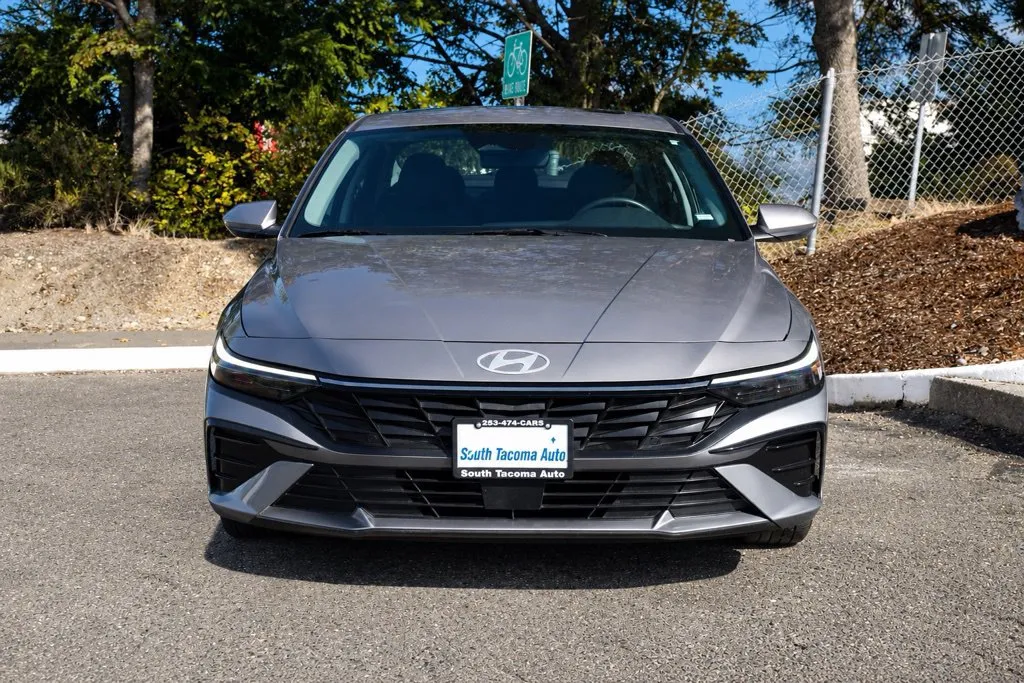 Hyundai Elantra photo 2