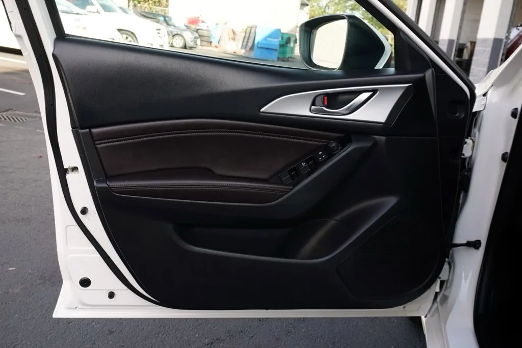 Mazda Mazda3 photo 13