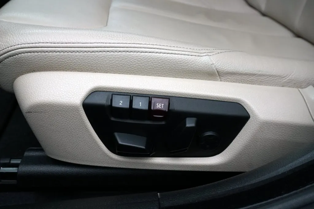 BMW 3 Series photo 16