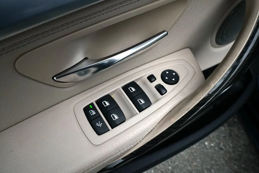 BMW 3 Series photo 15