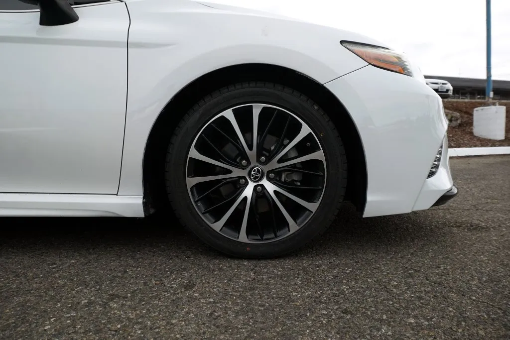 Toyota Camry photo 9
