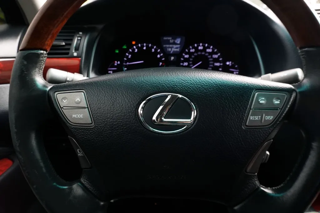 Lexus LS photo 18