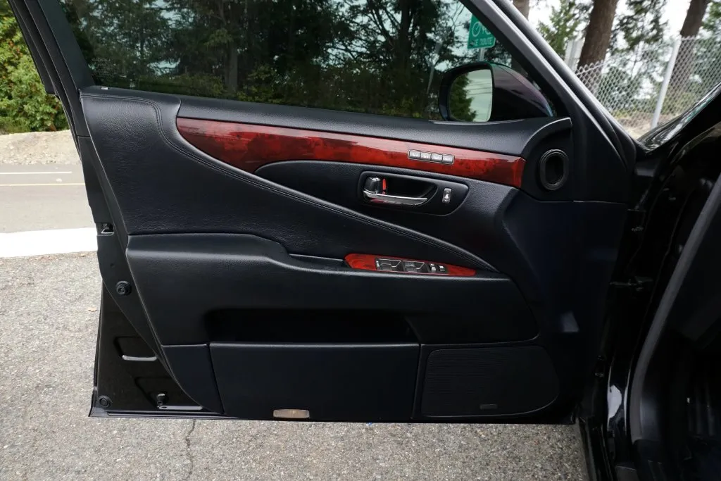 Lexus LS photo 11