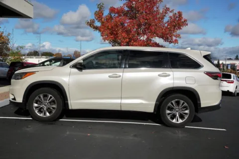 More photos of 2016 Toyota Highlander LE Plus V6 at South Tacoma Auto, WA