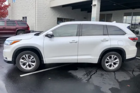 More photos of 2016 Toyota Highlander LE Plus V6 at South Tacoma Auto, WA