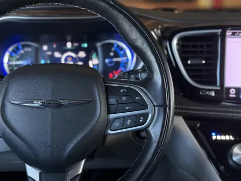 More photos of 2022 Chrysler Pacifica Hybrid Limited at AutoMatch, UT