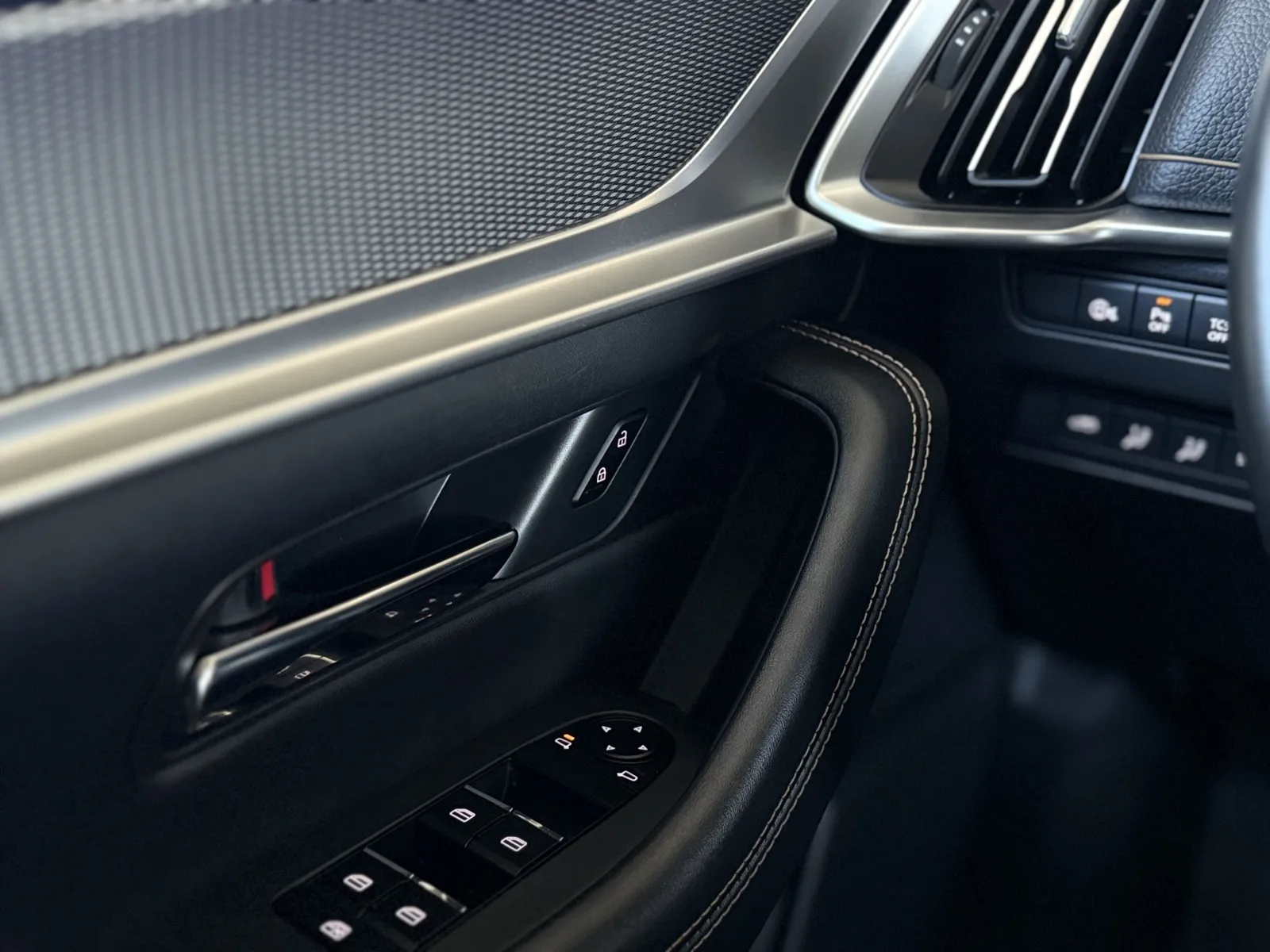 2025 Mazda CX-70 Premium Package - Photo 25