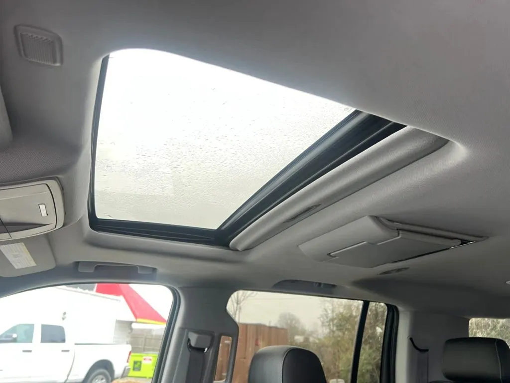 2016 Chevrolet Suburban LTZ - Photo 29