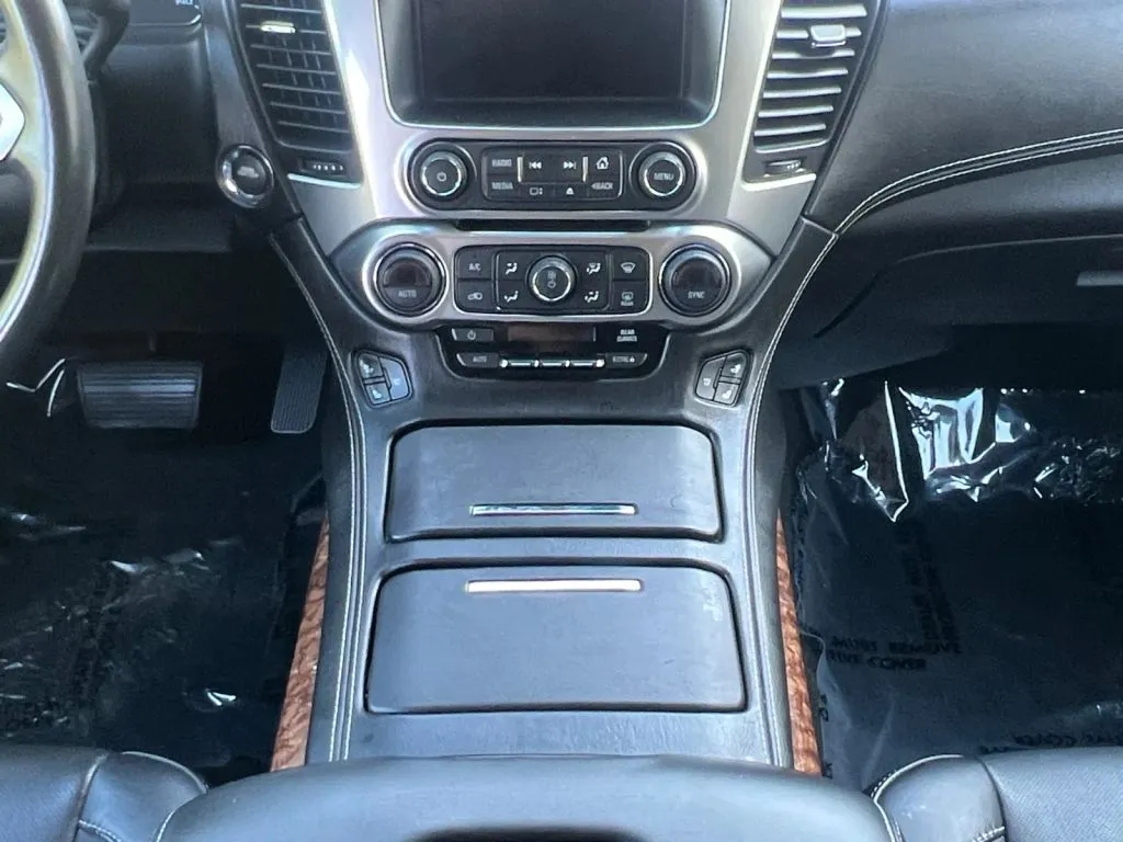 Chevrolet Suburban photo 12