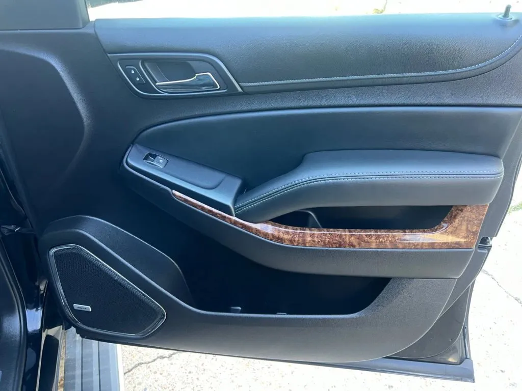 Chevrolet Suburban photo 17