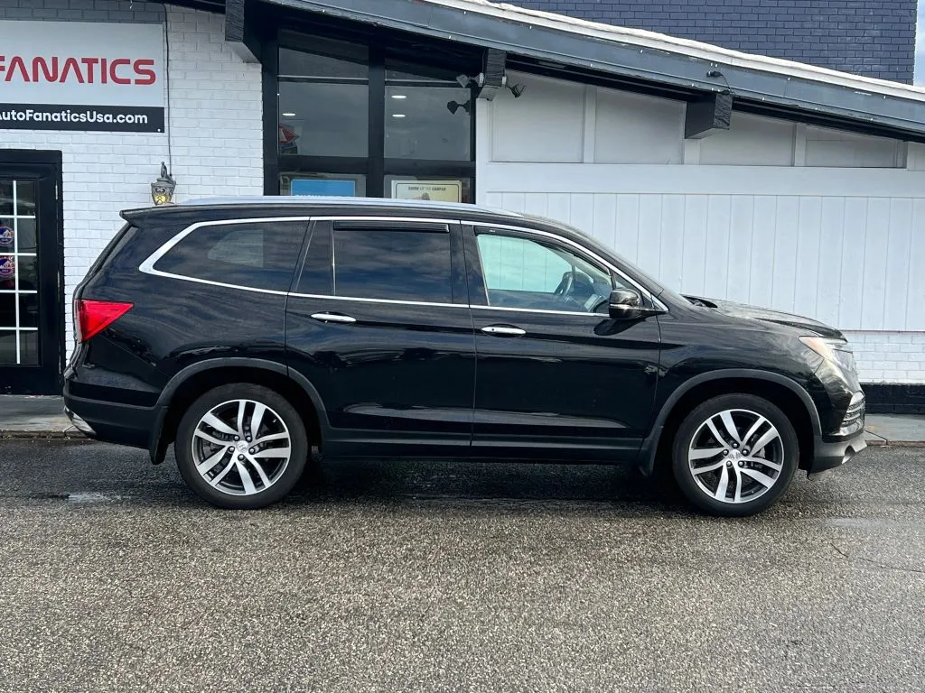 2017 Honda Pilot Elite's photo