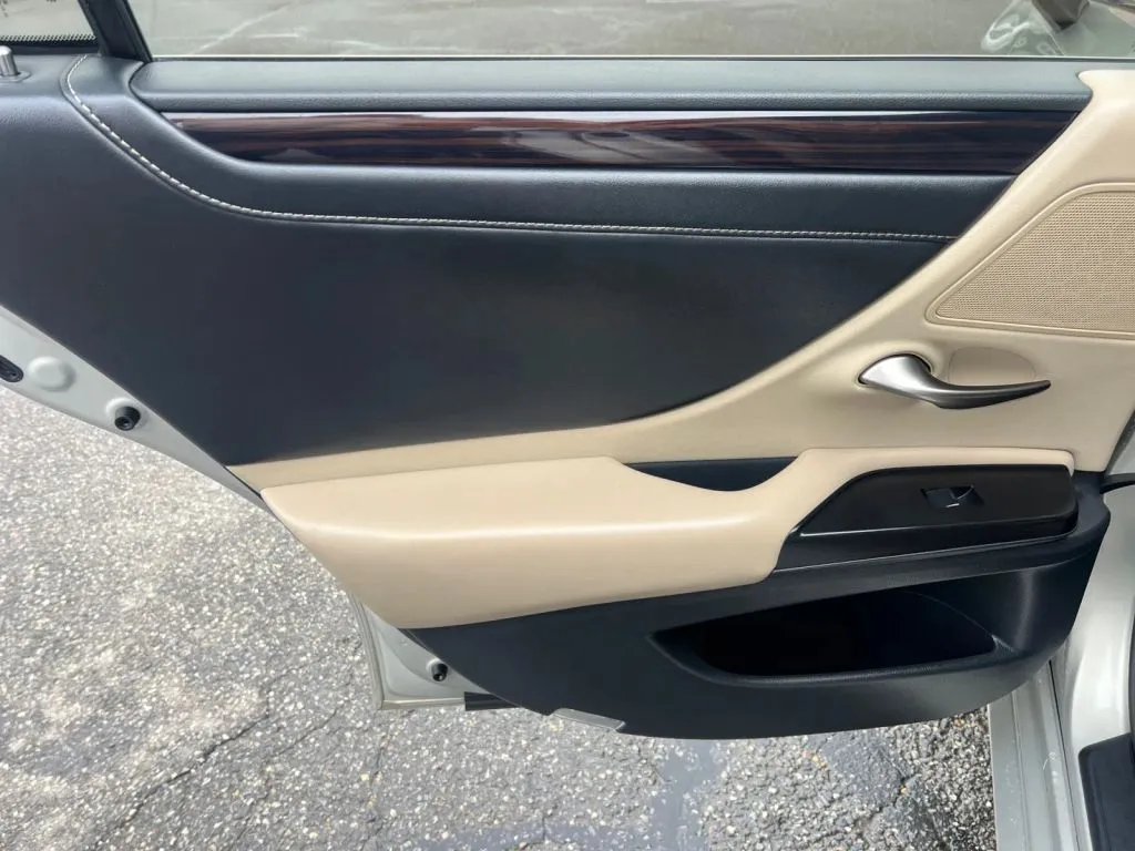 Lexus ES photo 24