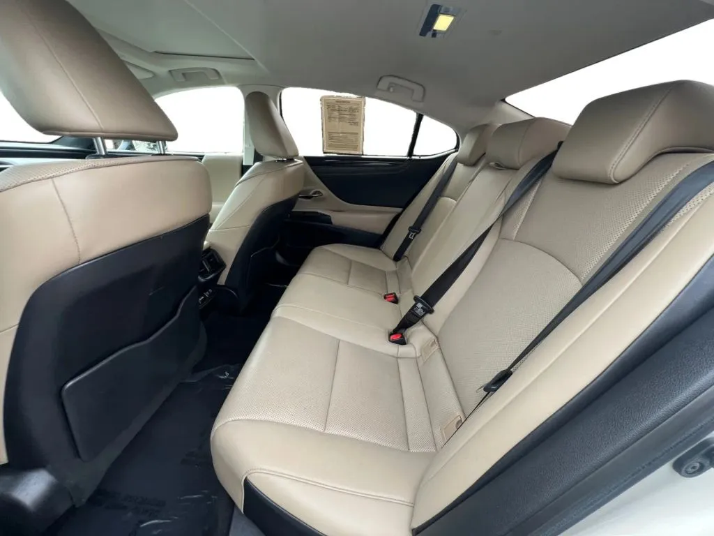 Lexus ES photo 14