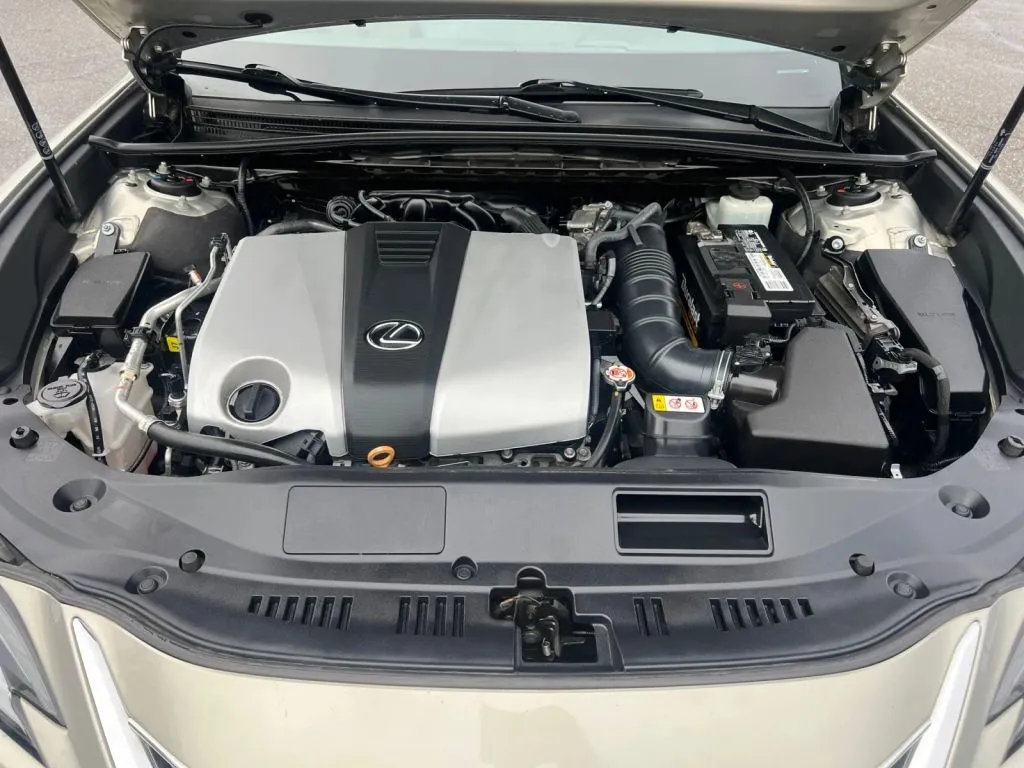 Lexus ES photo 32