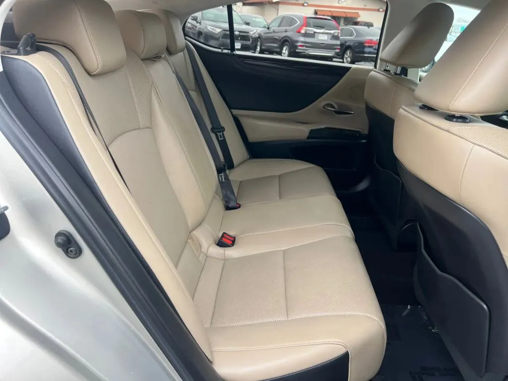 Lexus ES photo 19