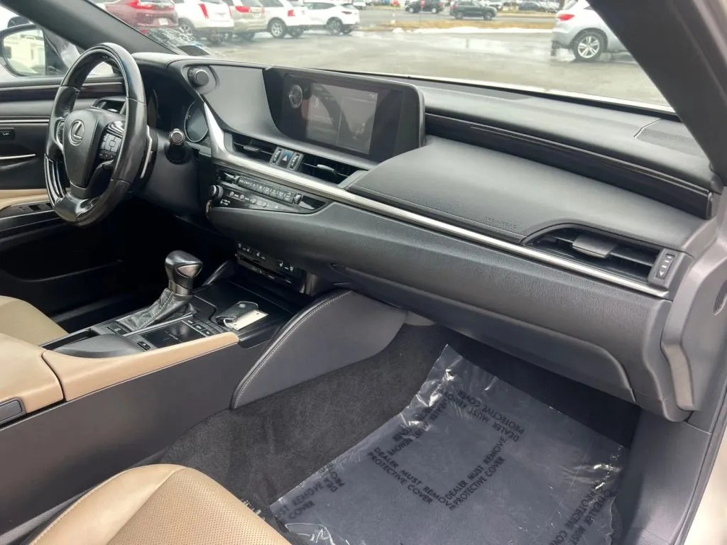 Lexus ES photo 16