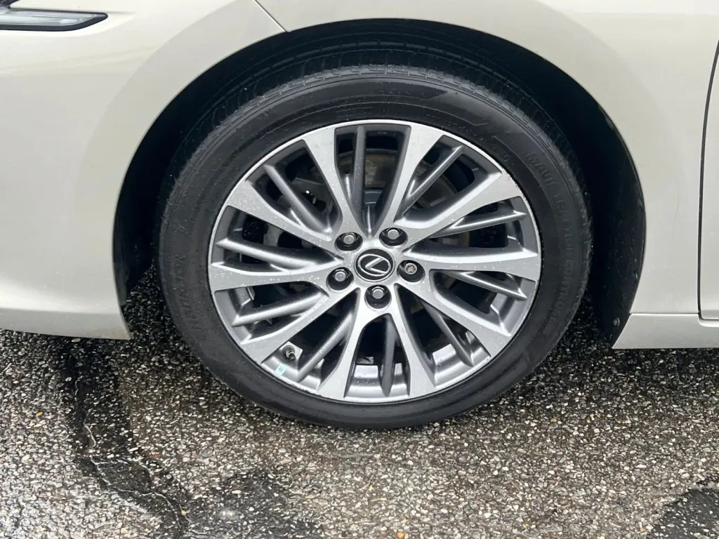 Lexus ES photo 31