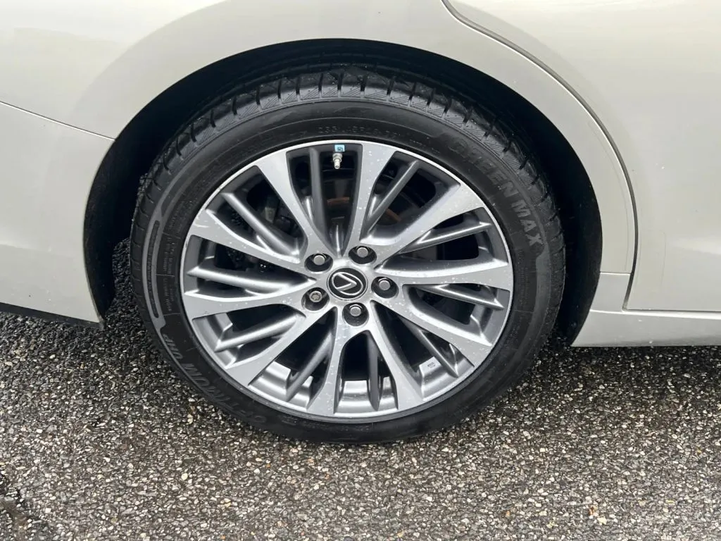 Lexus ES photo 37