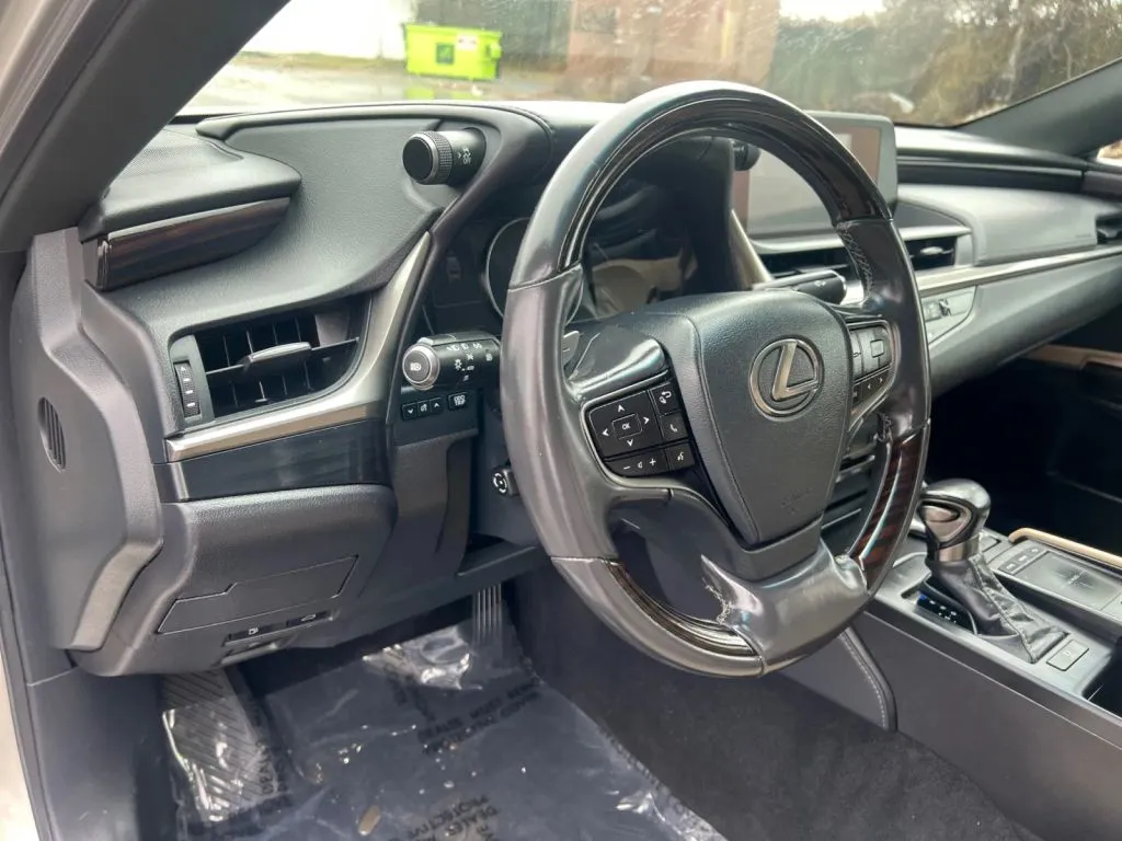 Lexus ES photo 26