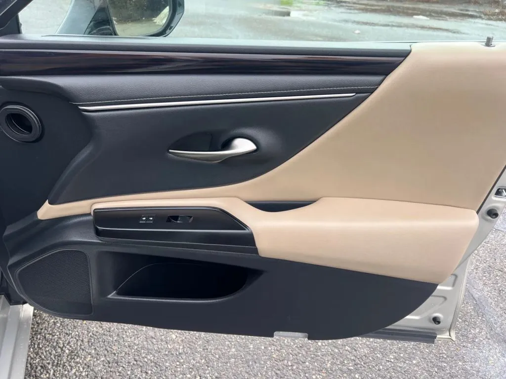 Lexus ES photo 18