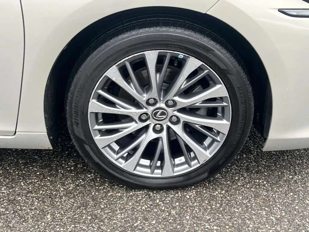 Lexus ES photo 35