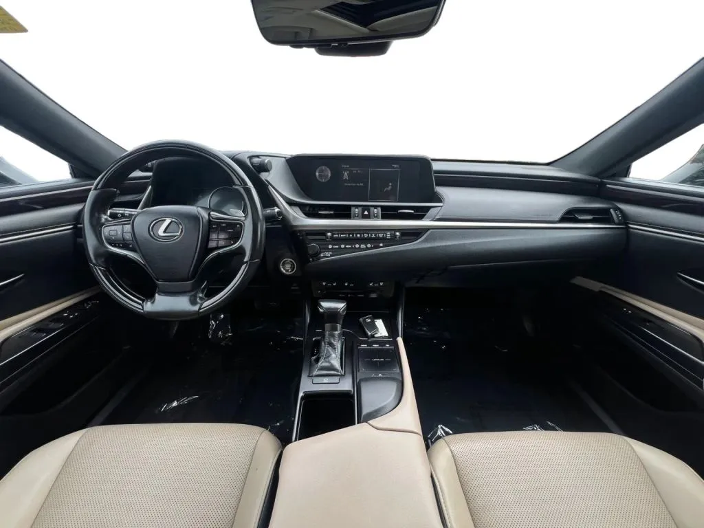 Lexus ES photo 11