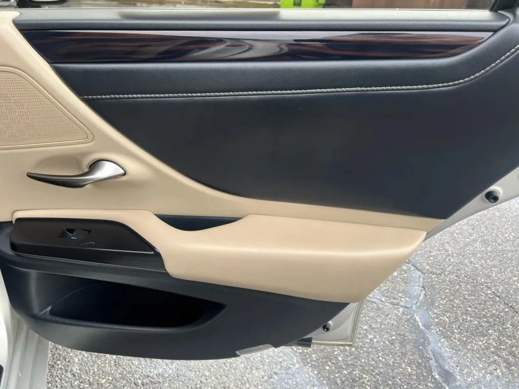 Lexus ES photo 21
